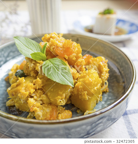 Stir fried pumpkins 32472305