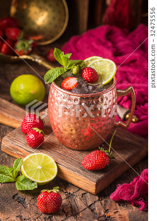 Moscow mule cocktail 32475556