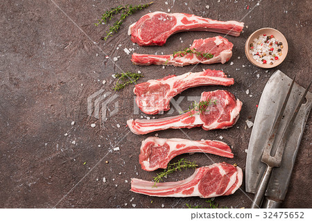 Raw lamb chops Raw lamb chops 32475652