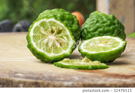 Slices bergamot on wood Slices bergamot on wood 32476515