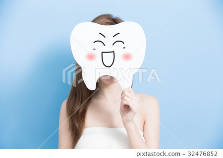 woman take cute tooth 32476852