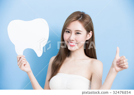woman take cute tooth 32476854