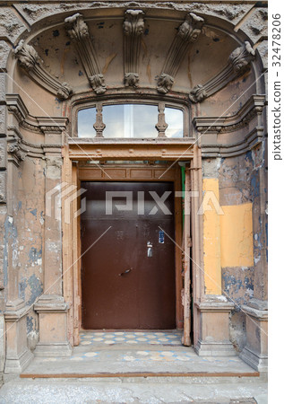 Front door in old building, St. Petersburg, Russia 32478206