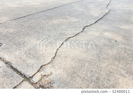 roads cracked 32480011