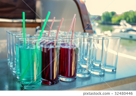 Many non-alcoholic drinks with lime and mint 32480446