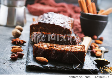 chocolate cake 32480623