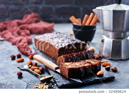 chocolate cake 32480624