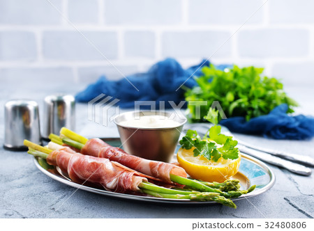 green asparagus green asparagus 32480806