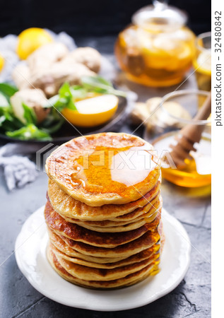 pancakes 32480842