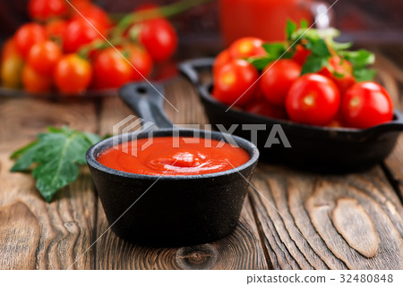 tomato sauce 32480848