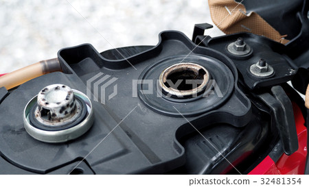 Fuel tank of motorcycle that opened waiting oil 32481354