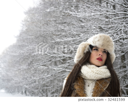 Young woman winter portrait 32481599