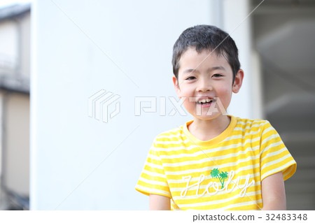 小學生帶著微笑 32483348