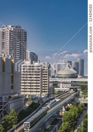 Running Yurikamome and buildings around Odaiba 32484080