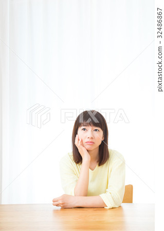 Anxious woman worried headache headache hurts negative image female portrait 20's 30's Anxious woman worried headache headache hurts negative image female portrait 20's 30's 32486867