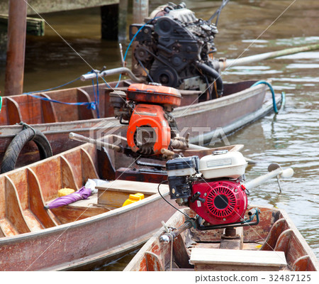 Boat engine 32487125