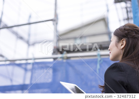 Construction site · Women · Tablet PC 32487312