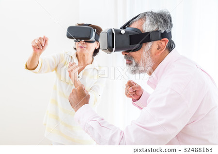 Senior virtual reality virtual reality enjoying VR Senior virtual reality virtual reality enjoying VR 32488163