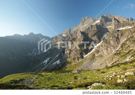The high peaks of the Tatra Mountains at dawn 32488485