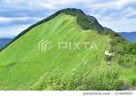 Ridgeline of Sone Plateau and Kameyama Pass 32488983