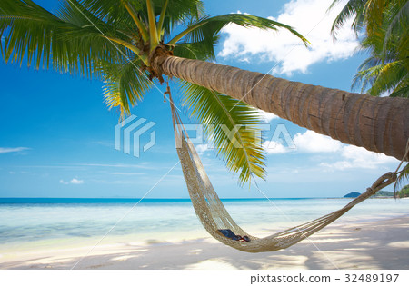 book and glasses 32489197