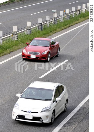 交通圖像：在高速公路上行駛的汽車的垂直組成 32489391