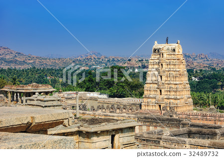Ancient ruins on Hemakuta hill, Hampi, India Ancient ruins on Hemakuta hill, Hampi, India 32489732