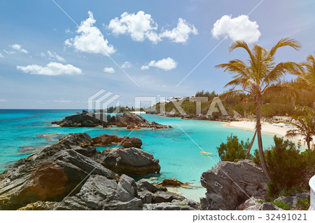 Caribbean coast with blue clear water 32491021