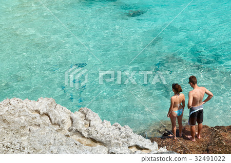 Couple watching fish 32491022