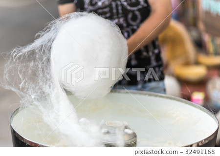 The process of making cotton candy, close-up The process of making cotton candy, close-up 32491168