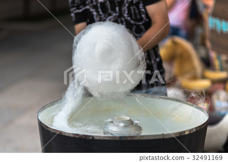 The process of making cotton candy, close-up 32491169