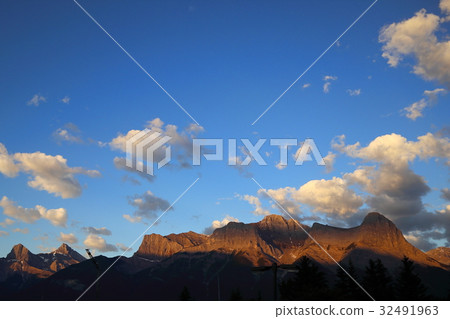 加拿大落基山脈·坎莫爾坎莫爾在早晨的陽光下染了山 32491963