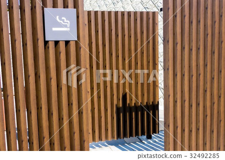 Smoking area  32492285