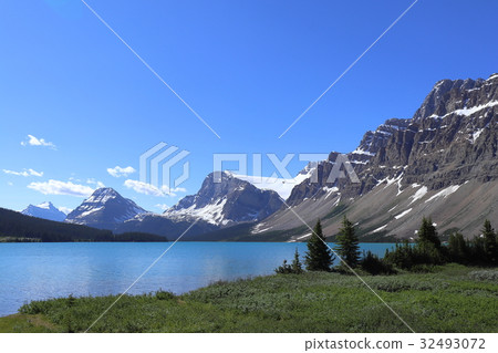 Scenery of Canadian Rocky Bow Lake Scenery of Canadian Rocky Bow Lake 32493072