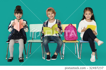 Happiness group of cute and adorable students reading book 32497237