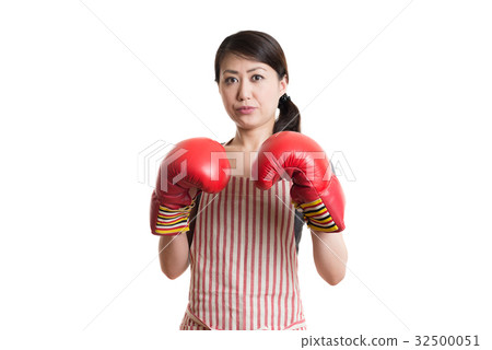 戴著拳擊手套白色背景的婦女 32500051