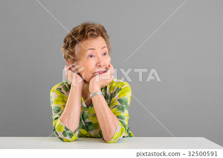 Japanese elderly women 32500591