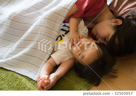 Babies and moms who take a nap 32503057