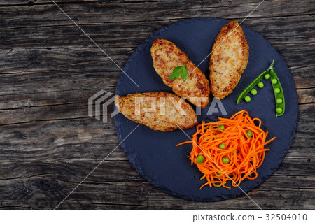 juicy chicken turkey fried cutlets, top view juicy chicken turkey fried cutlets, top view 32504010