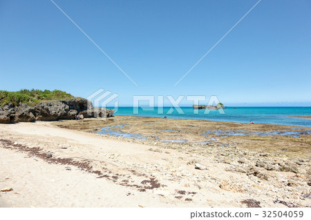 Okinawa (July summer blue sea blue sky Hamahigajima) 32504059