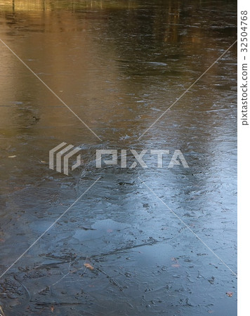 Pond Thin Ice Winter Morning 32504768