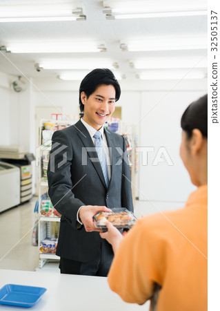 Convenience store lunch 32505137