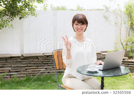 Cafe female Cafe female 32505508