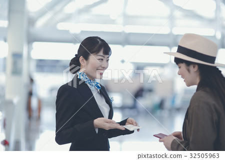 Airport check-in counter 32505963