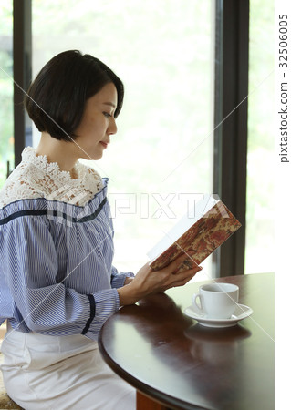 woman reading woman reading 32506005