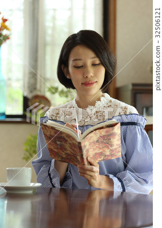 woman reading woman reading 32506121