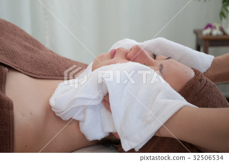 Beauty and facial care 32506534