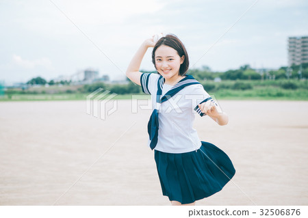 Female high school student who stands on pitching mound 32506876