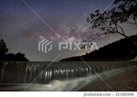milkyway over small dam 32506996