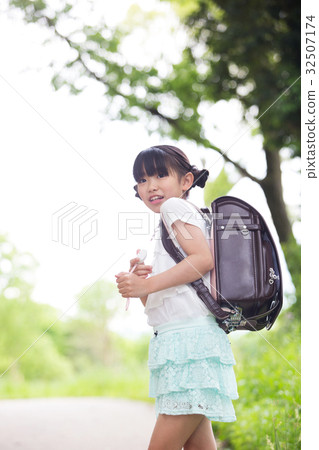 Sister walking together 32507174